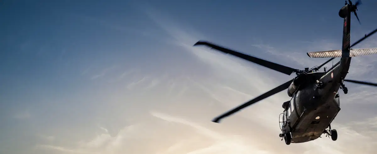 Hélicoptère dans le ciel